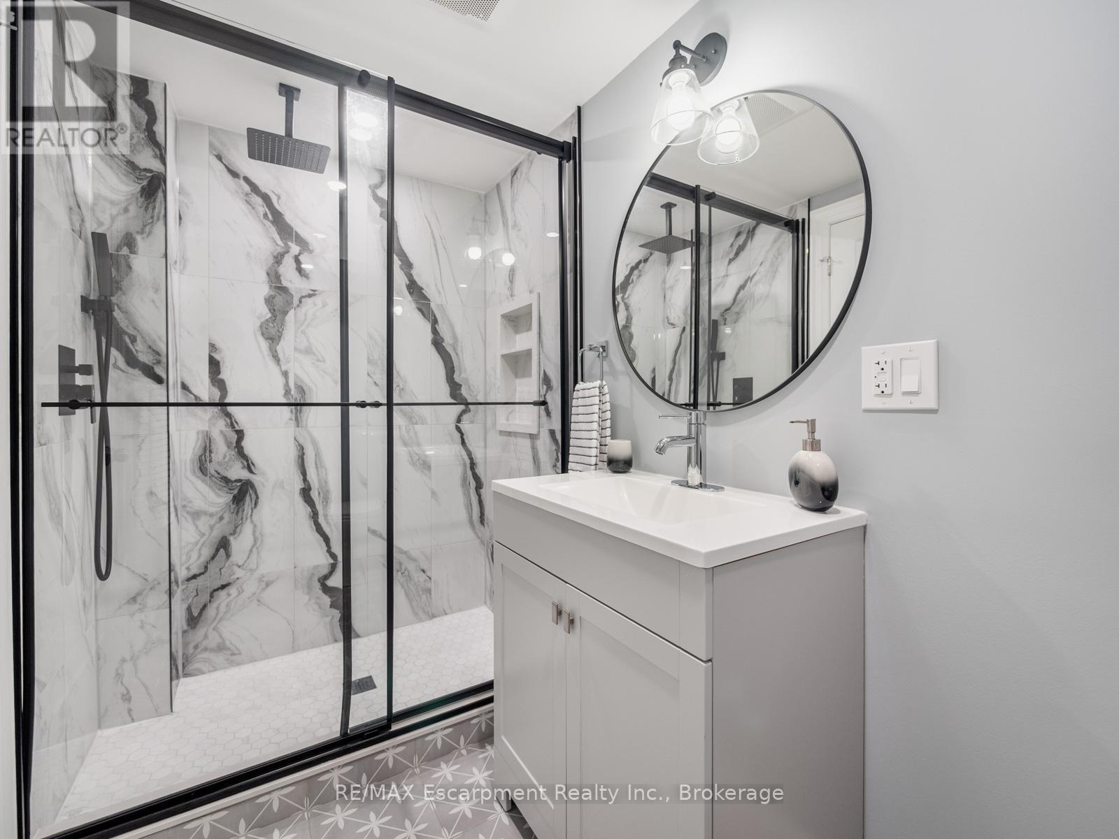 143 Chalfield Lane, Mississauga (Rathwood), ON - Indoor Photo Showing Bathroom