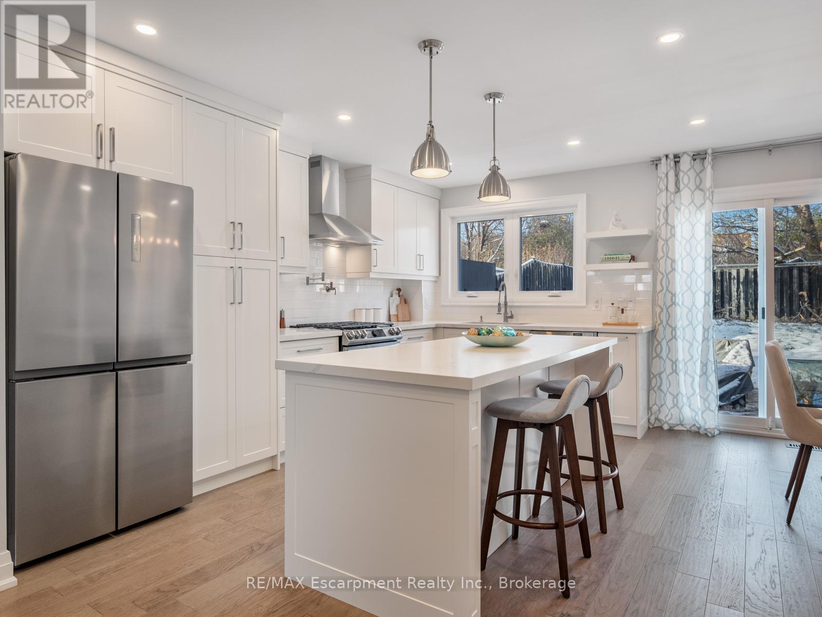 143 Chalfield Lane, Mississauga (Rathwood), ON - Indoor Photo Showing Kitchen With Upgraded Kitchen