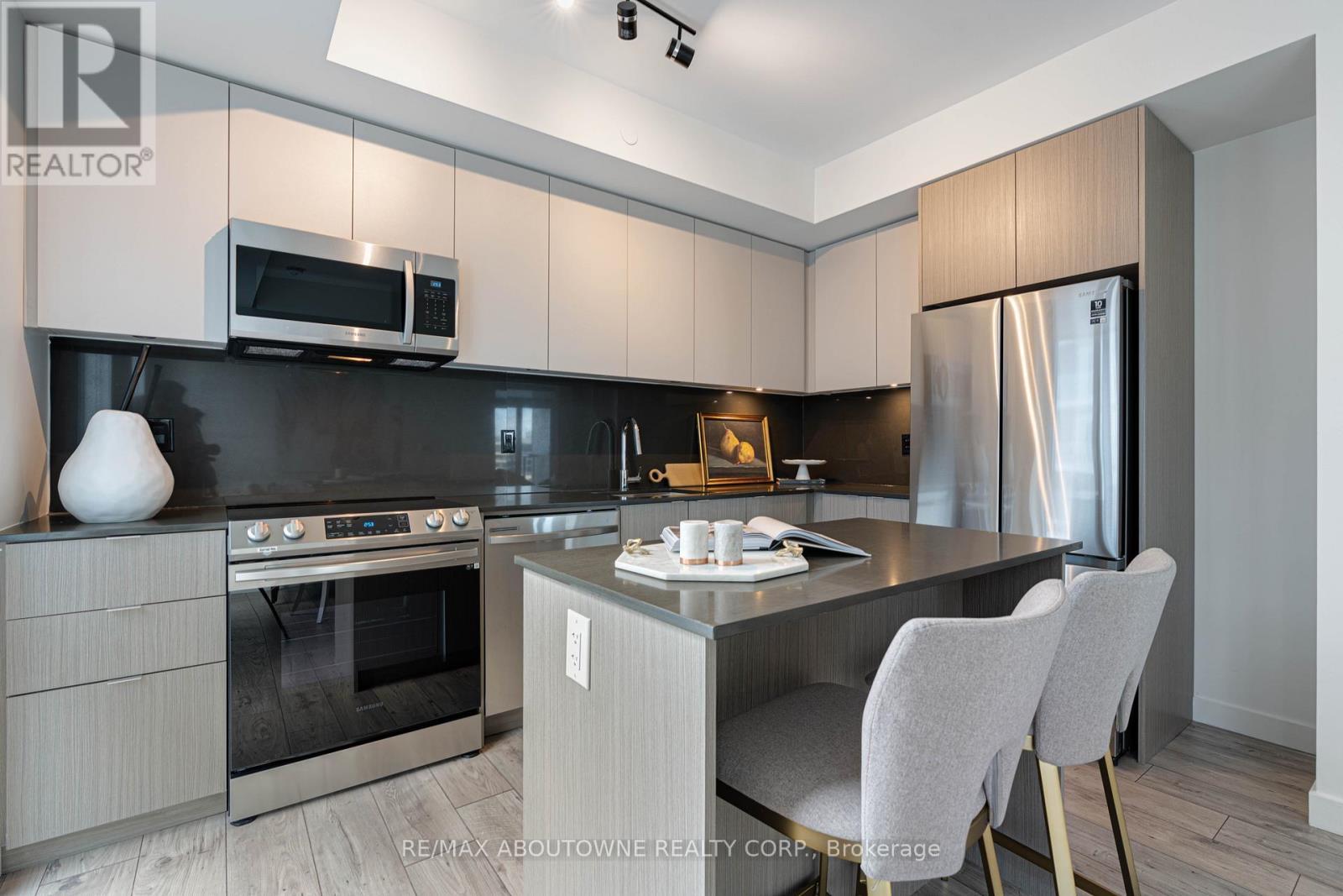 A0206 - 125 Bronte Road, Oakville, ON - Indoor Photo Showing Kitchen With Stainless Steel Kitchen