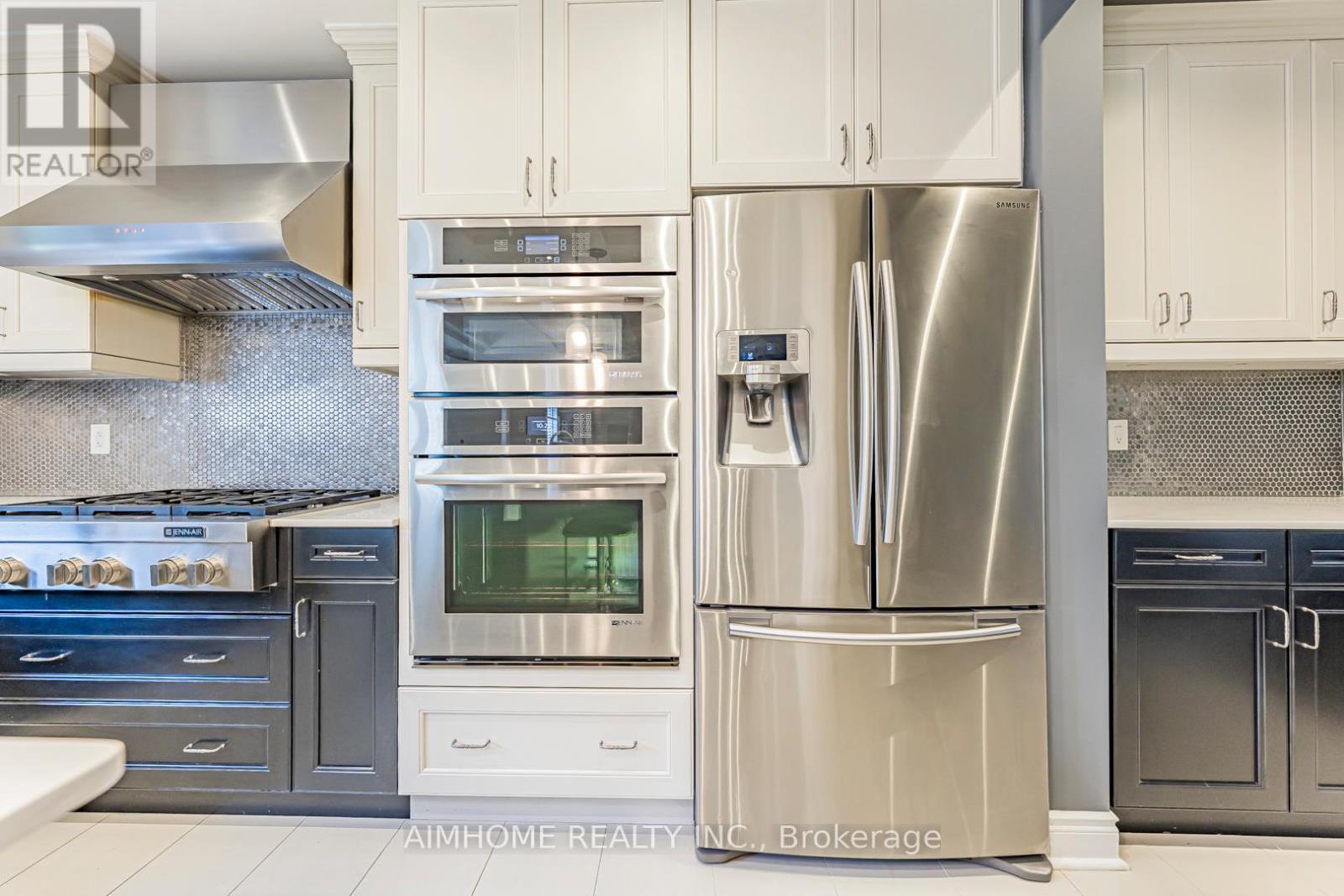 986 Wilbur Pipher Circle, Newmarket, ON