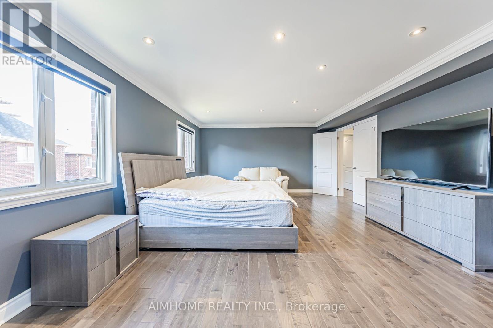 986 Wilbur Pipher Circle, Newmarket, ON