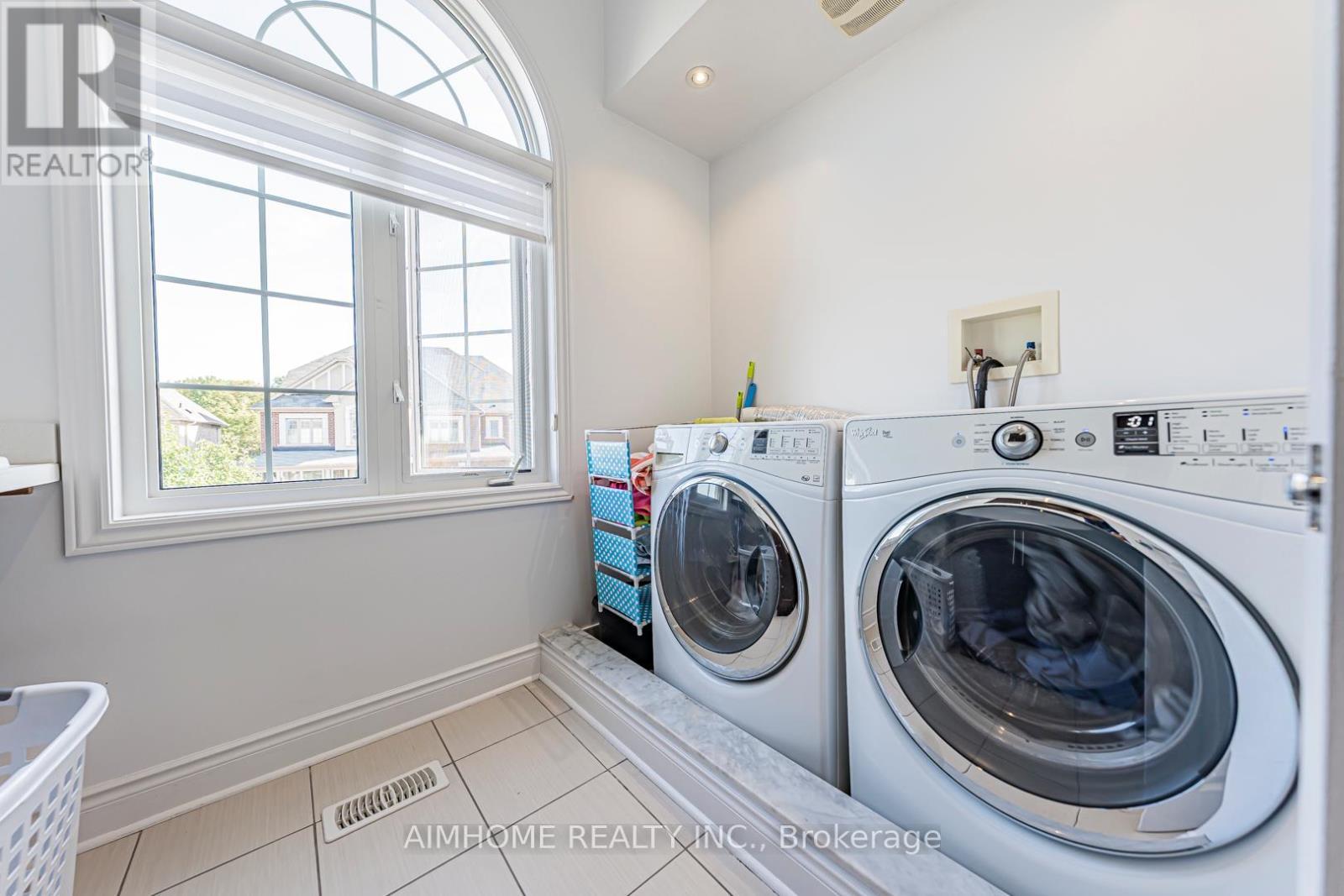 986 Wilbur Pipher Circle, Newmarket, ON