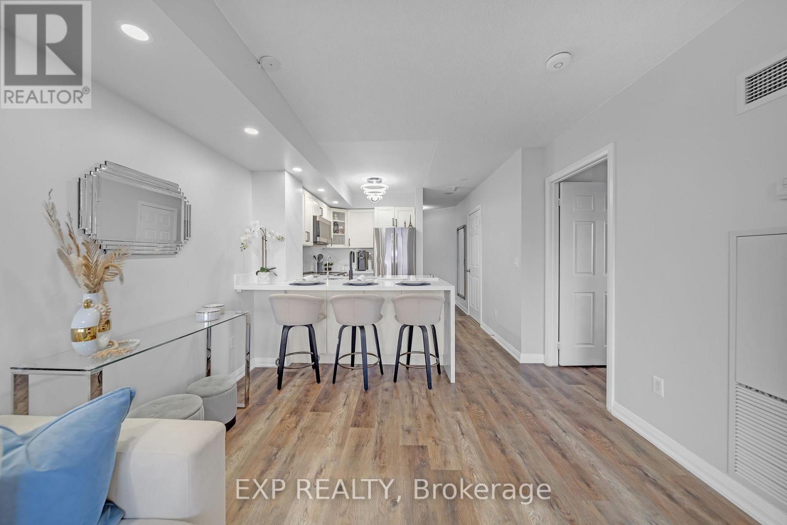 1009 - 220 Forum Drive, Mississauga, ON - Indoor