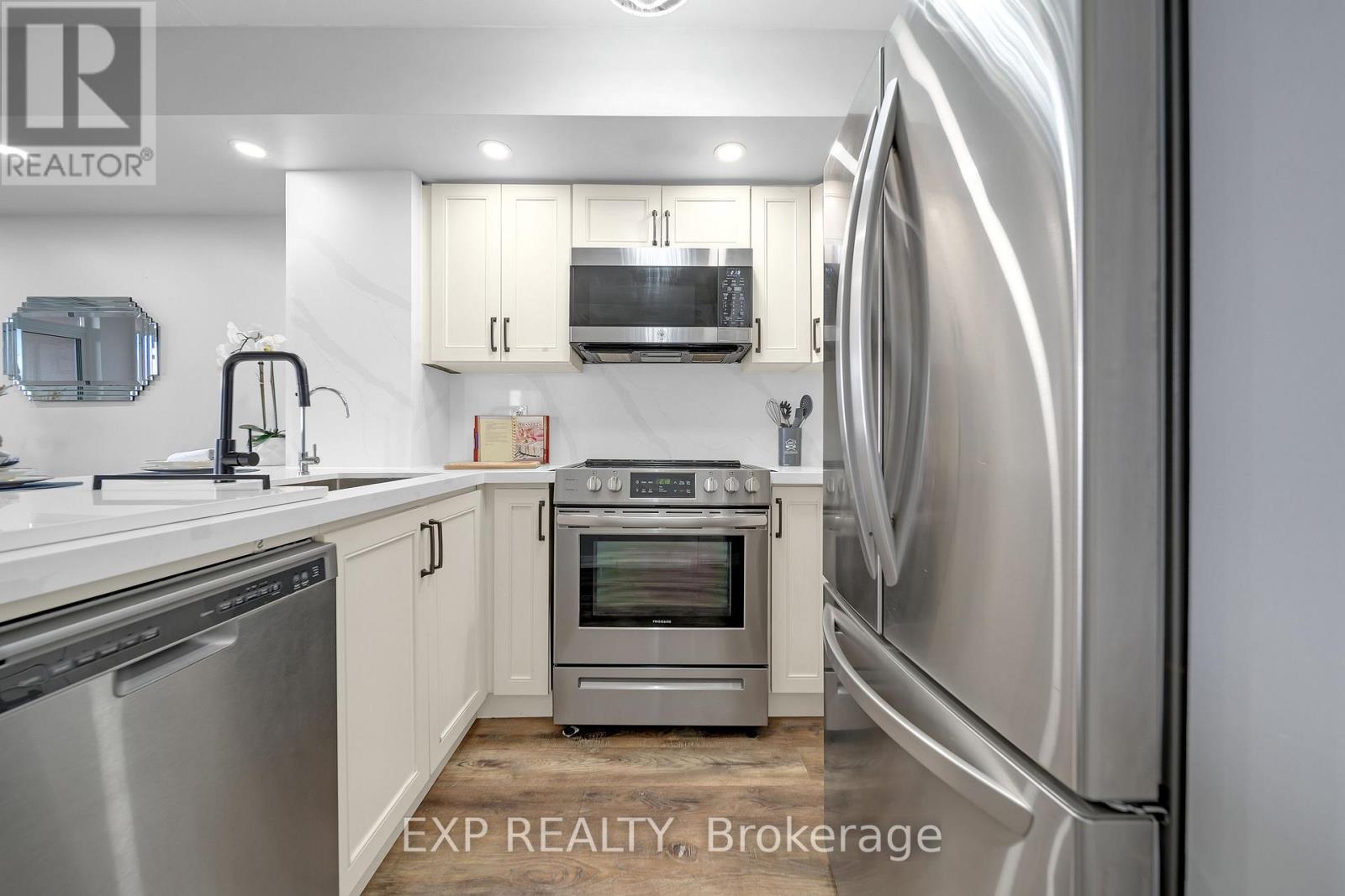 1009 - 220 Forum Drive, Mississauga, ON - Indoor Photo Showing Kitchen With Stainless Steel Kitchen With Upgraded Kitchen