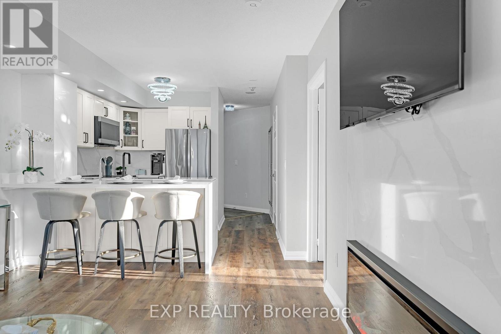 1009 - 220 Forum Drive, Mississauga, ON - Indoor Photo Showing Kitchen With Upgraded Kitchen