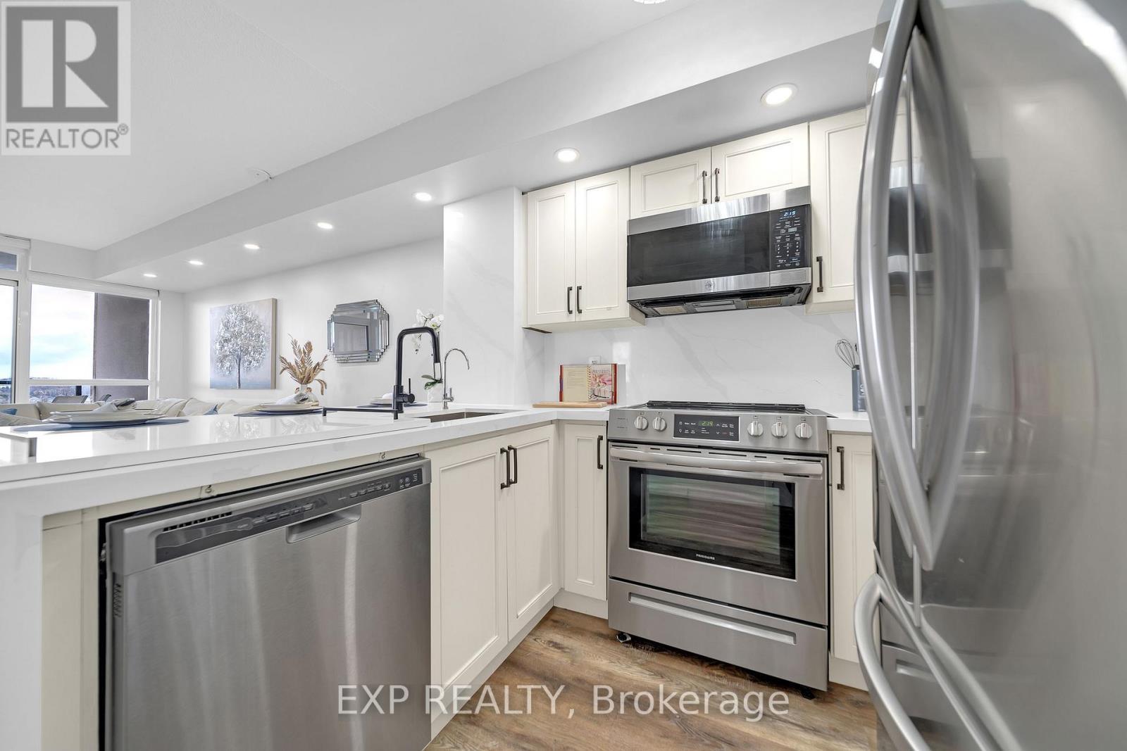 1009 - 220 Forum Drive, Mississauga, ON - Indoor Photo Showing Kitchen With Stainless Steel Kitchen With Upgraded Kitchen