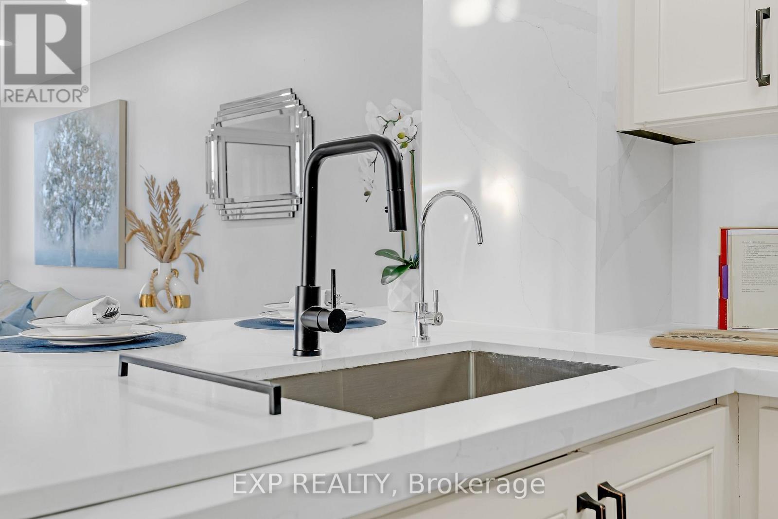 1009 - 220 Forum Drive, Mississauga, ON - Indoor Photo Showing Kitchen