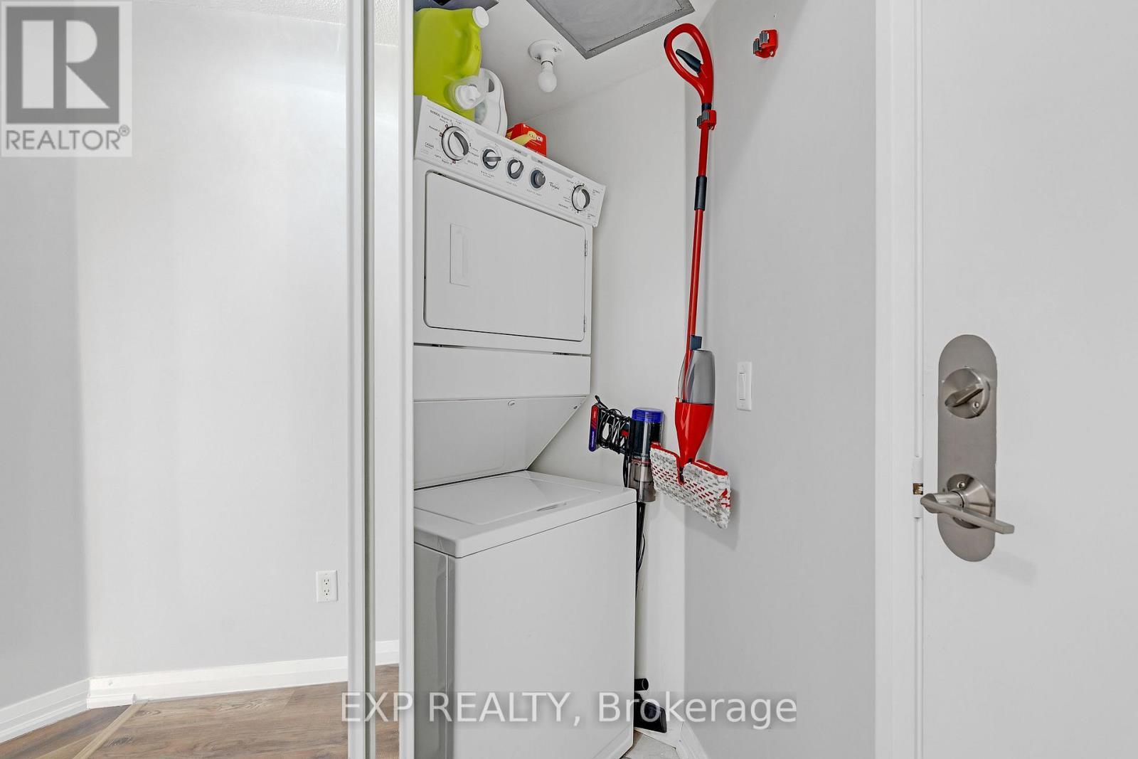 1009 - 220 Forum Drive, Mississauga, ON - Indoor Photo Showing Laundry Room