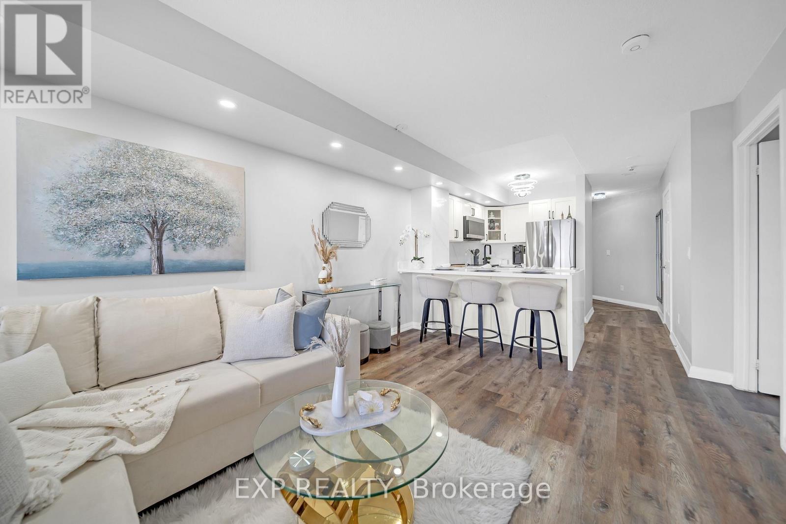 1009 - 220 Forum Drive, Mississauga, ON - Indoor Photo Showing Living Room