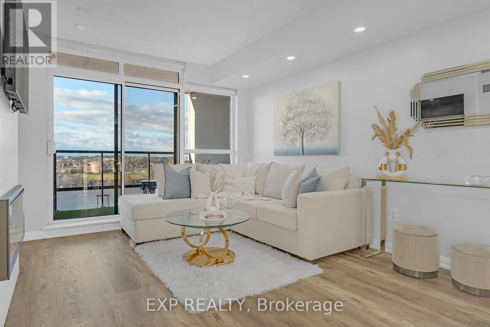 1009 - 220 Forum Drive, Mississauga, ON - Indoor Photo Showing Living Room