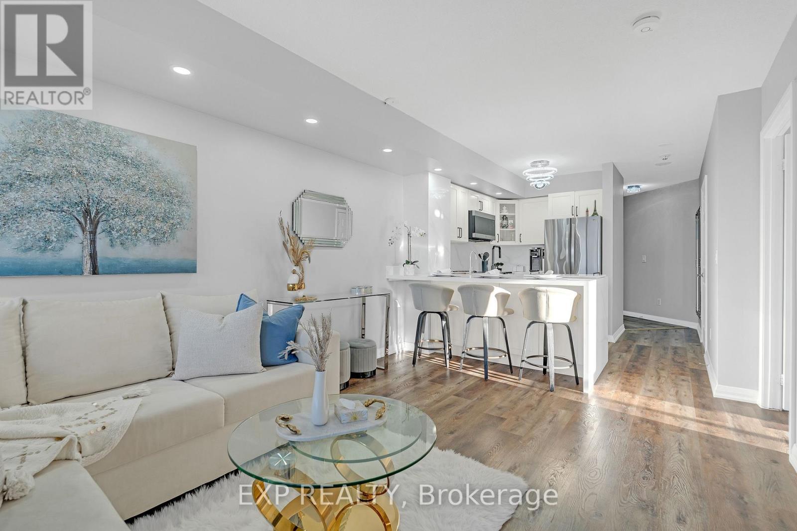 1009 - 220 Forum Drive, Mississauga, ON - Indoor Photo Showing Living Room