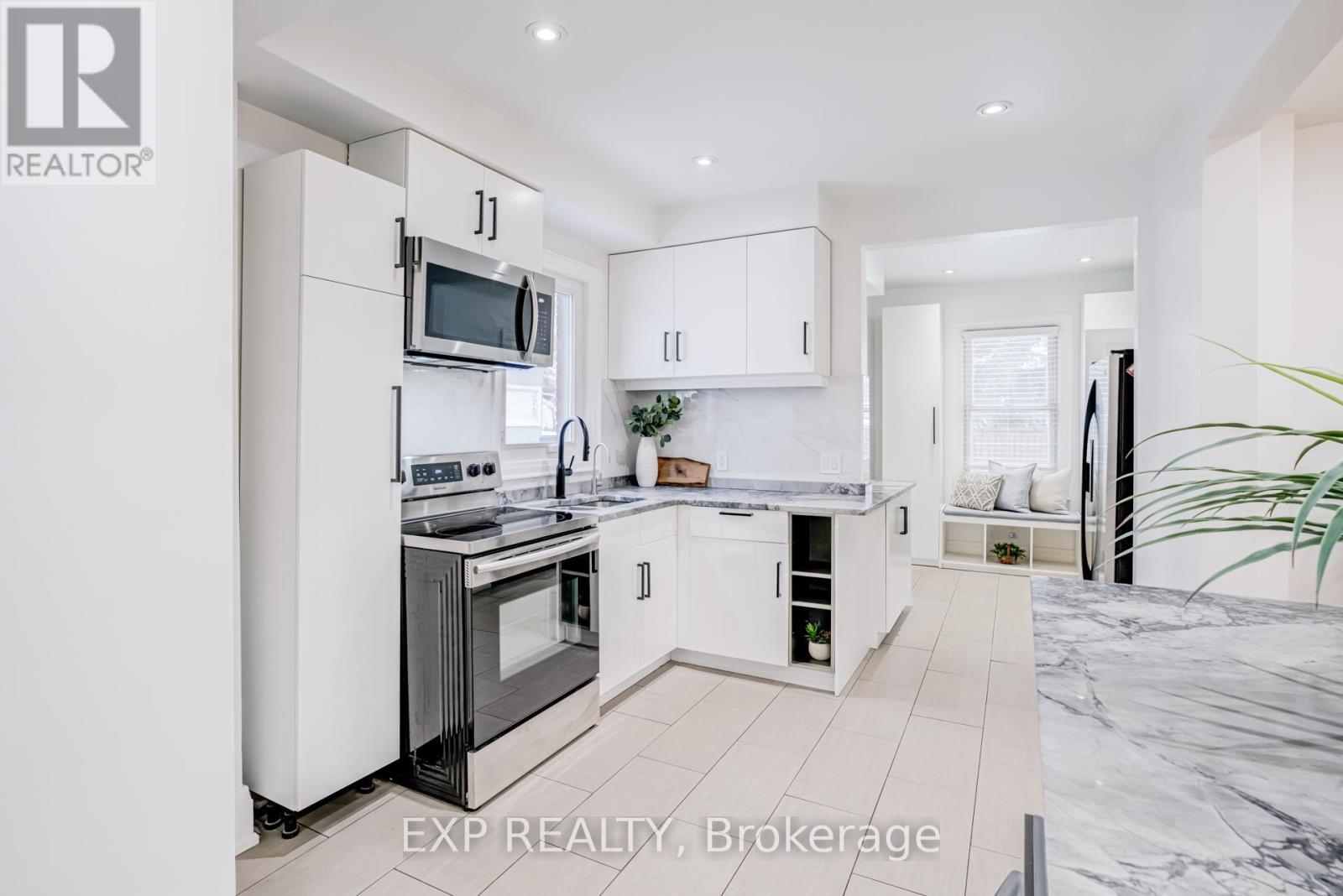 18 East 23Rd Street, Hamilton, ON - Indoor Photo Showing Kitchen
