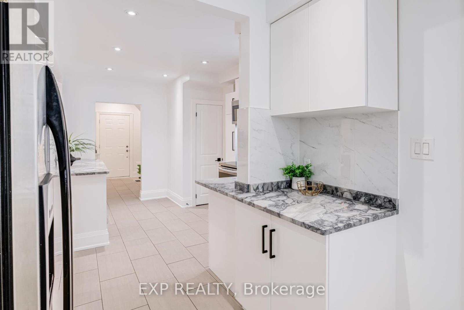 18 East 23Rd Street, Hamilton, ON - Indoor Photo Showing Kitchen