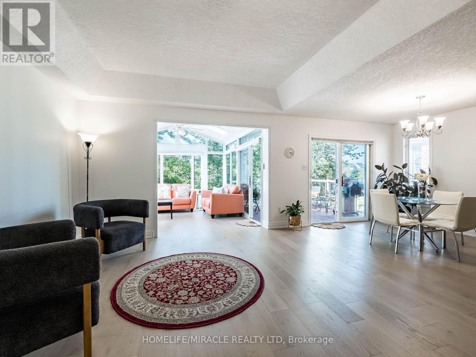 678 Salzburg Drive, Waterloo, ON - Indoor Photo Showing Living Room