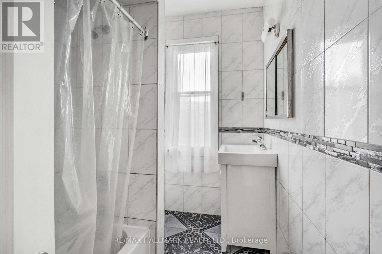 112 Wells Street, Toronto, ON - Indoor Photo Showing Bathroom