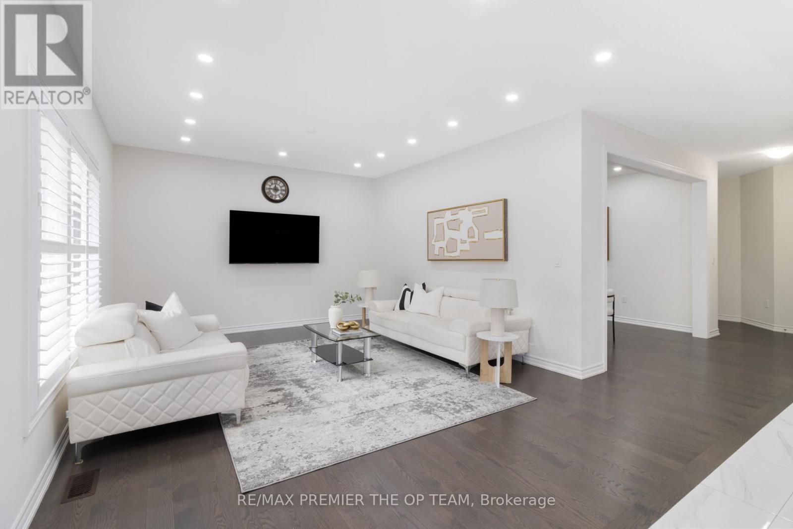 1941 Don White Court, Oshawa, ON - Indoor Photo Showing Living Room
