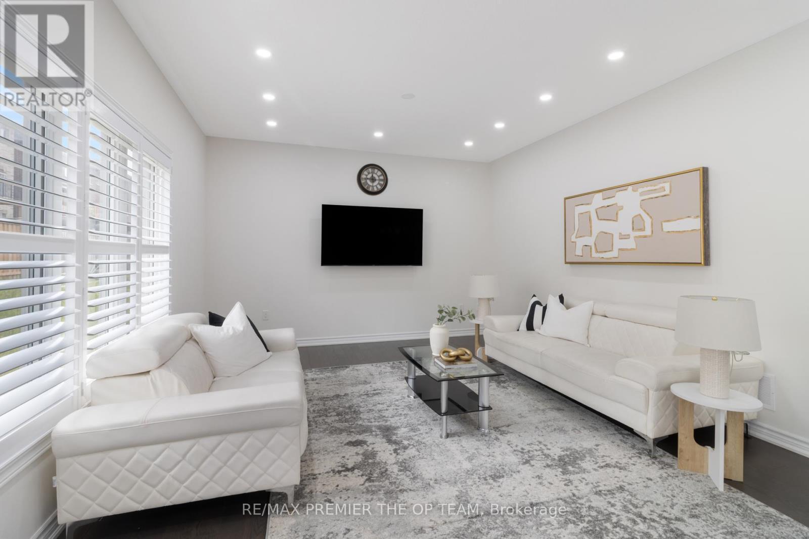 1941 Don White Court, Oshawa, ON - Indoor Photo Showing Living Room