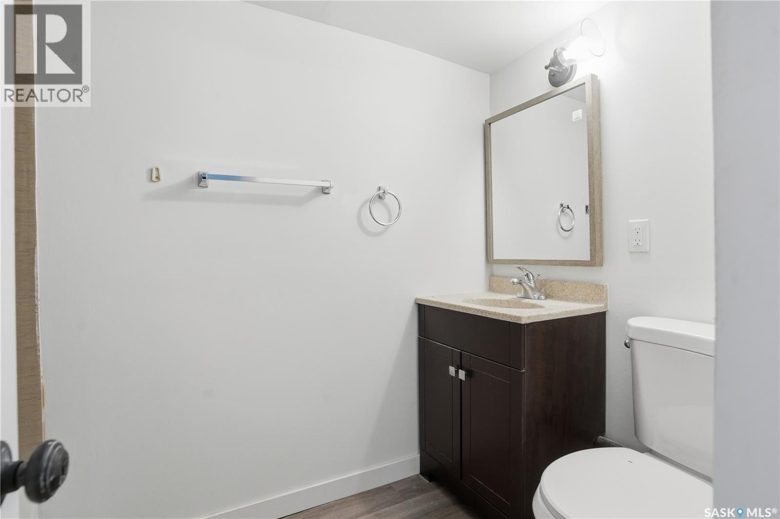 100 32Nd Street W, Saskatoon, SK - Indoor Photo Showing Bathroom