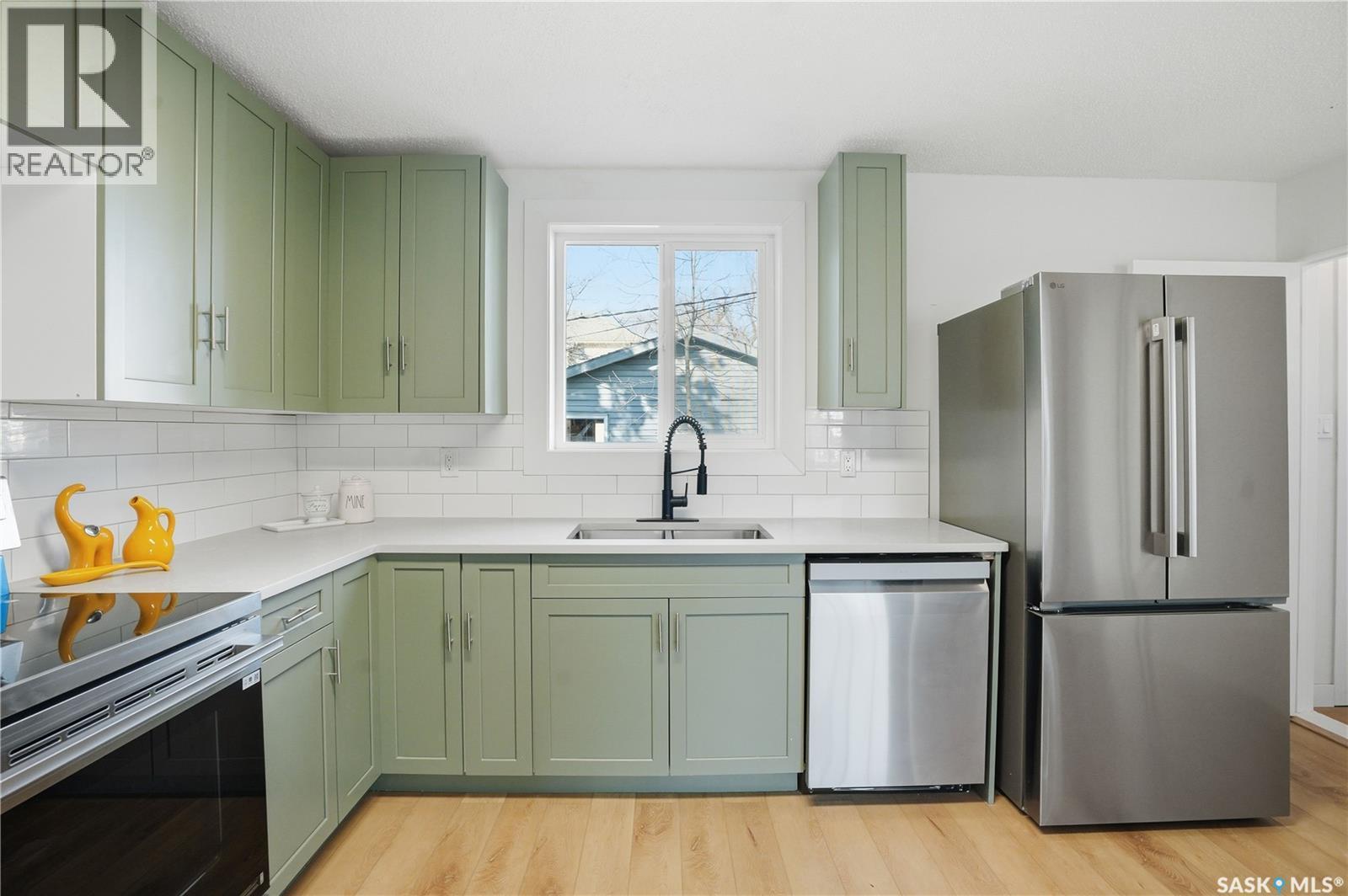100 32Nd Street W, Saskatoon, SK - Indoor Photo Showing Kitchen