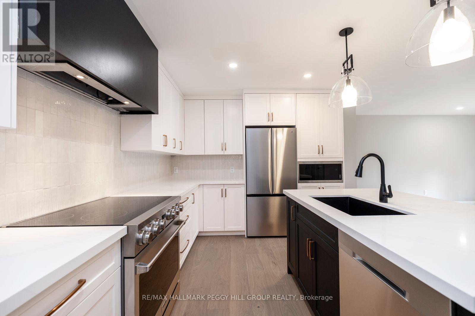 16 Hillview Crescent, Springwater, ON - Indoor Photo Showing Kitchen With Upgraded Kitchen