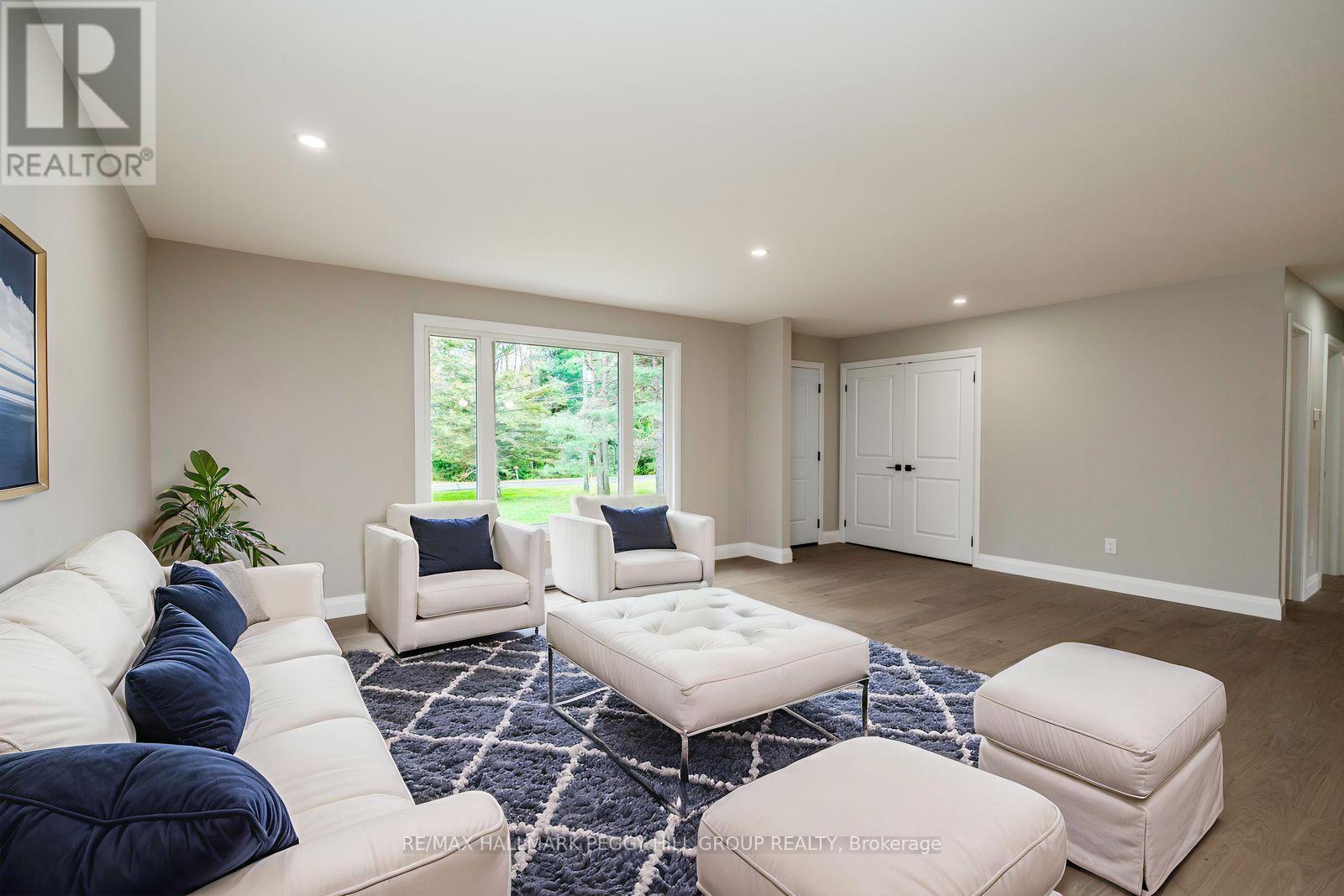 16 Hillview Crescent, Springwater, ON - Indoor Photo Showing Living Room