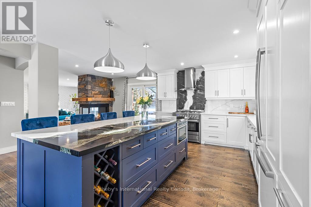 196 Ninth Street, Collingwood, ON - Indoor Photo Showing Kitchen With Upgraded Kitchen