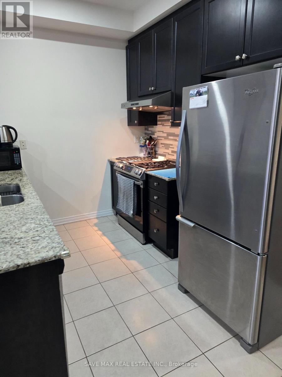 32 Kempenfelt Trail, Brampton, ON - Indoor Photo Showing Kitchen With Double Sink