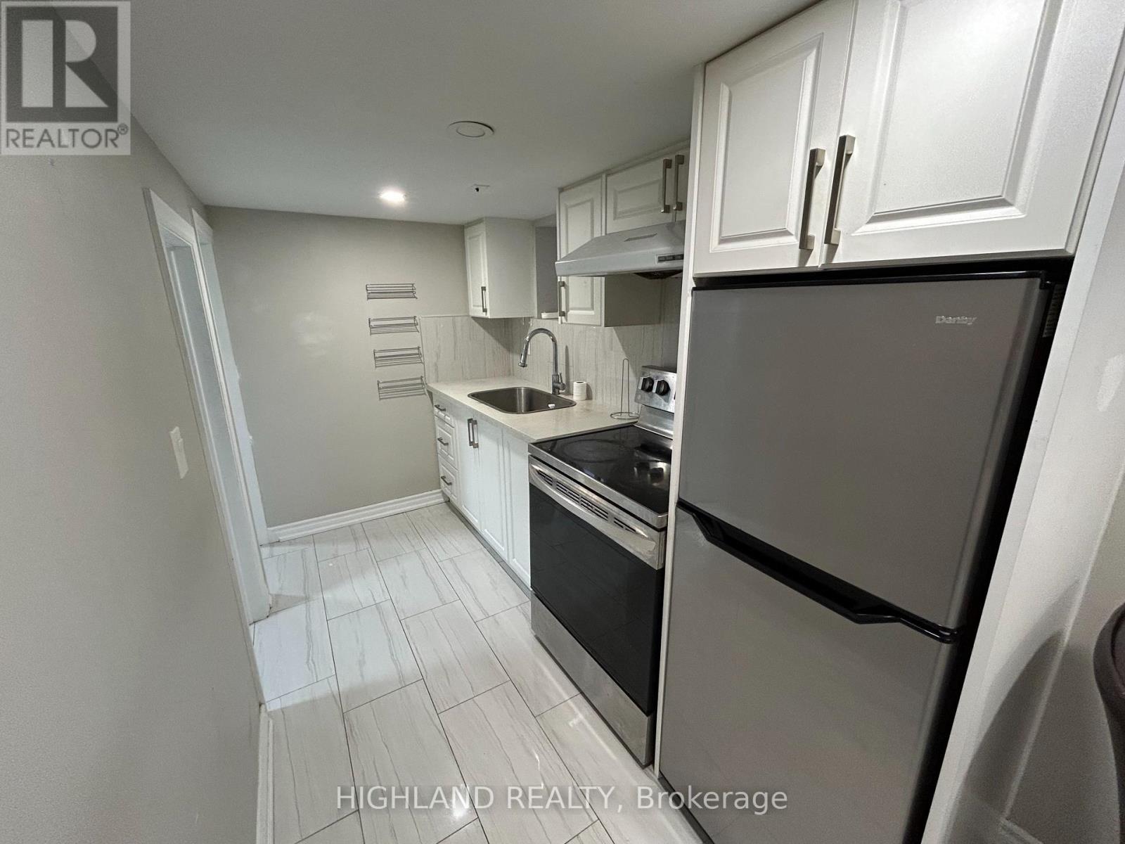 879 Lansdowne Avenue, Toronto, ON - Indoor Photo Showing Kitchen