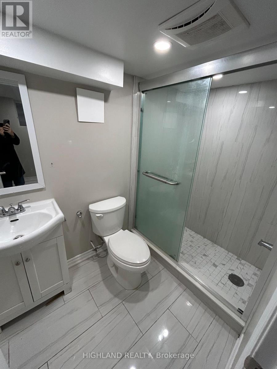 879 Lansdowne Avenue, Toronto, ON - Indoor Photo Showing Bathroom