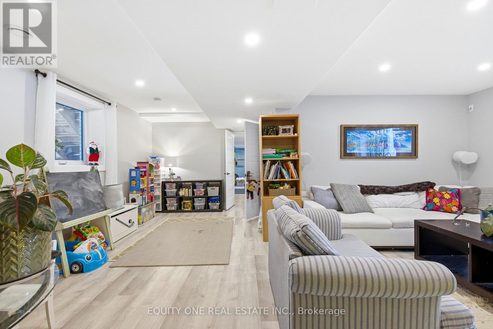 5453 Long Island Road, Ottawa, ON - Indoor Photo Showing Living Room