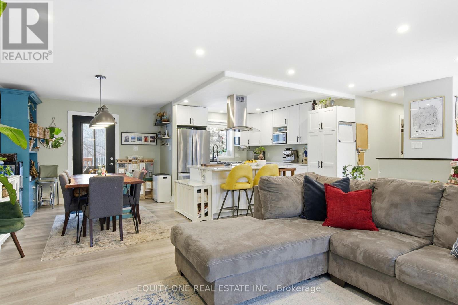 5453 Long Island Road, Ottawa, ON - Indoor Photo Showing Living Room