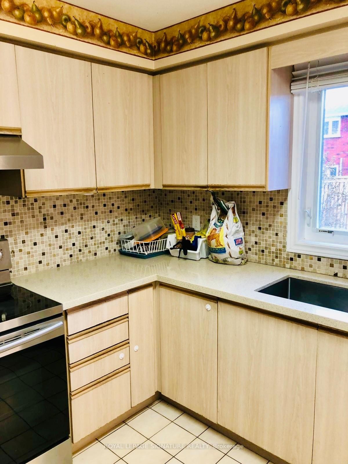 52 Pennsylvania Avenue, Brampton, ON - Indoor Photo Showing Kitchen