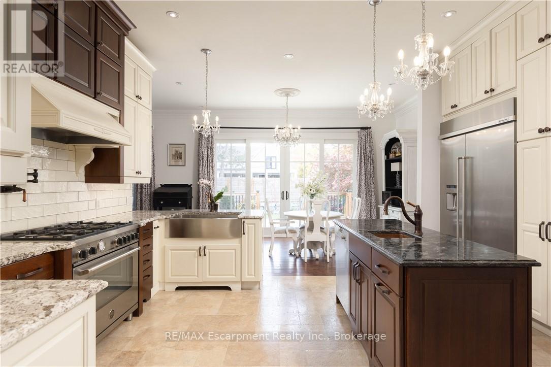 2073 Deramore Drive, Oakville (Fd Ford), ON - Indoor Photo Showing Kitchen With Upgraded Kitchen