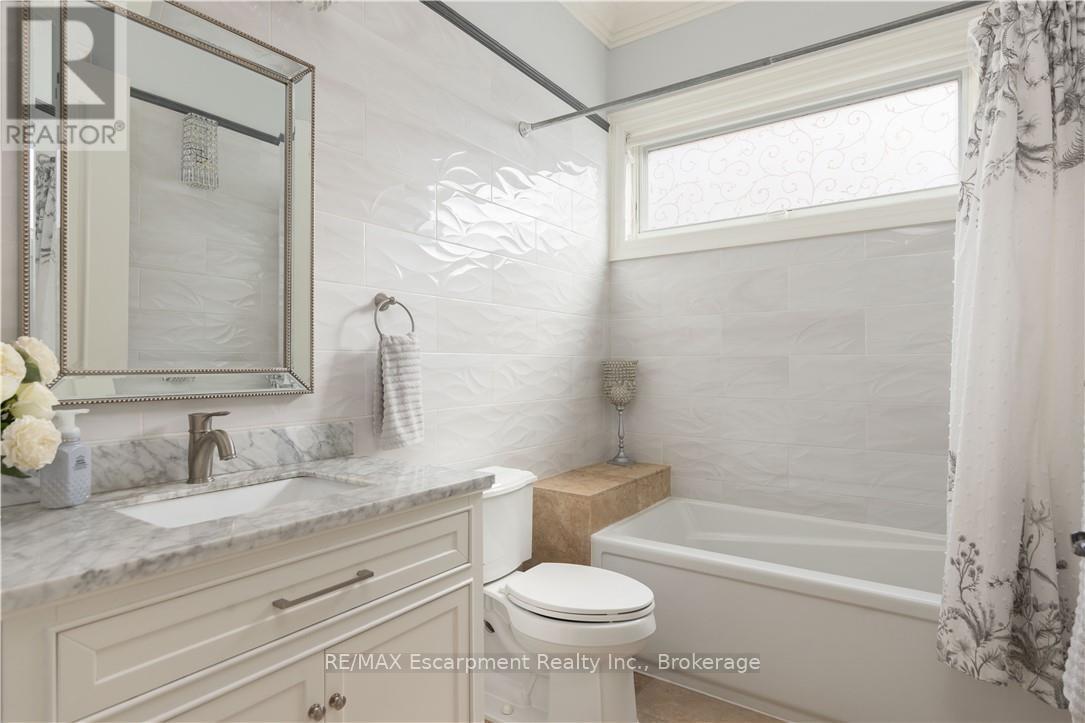 2073 Deramore Drive, Oakville (Fd Ford), ON - Indoor Photo Showing Bathroom