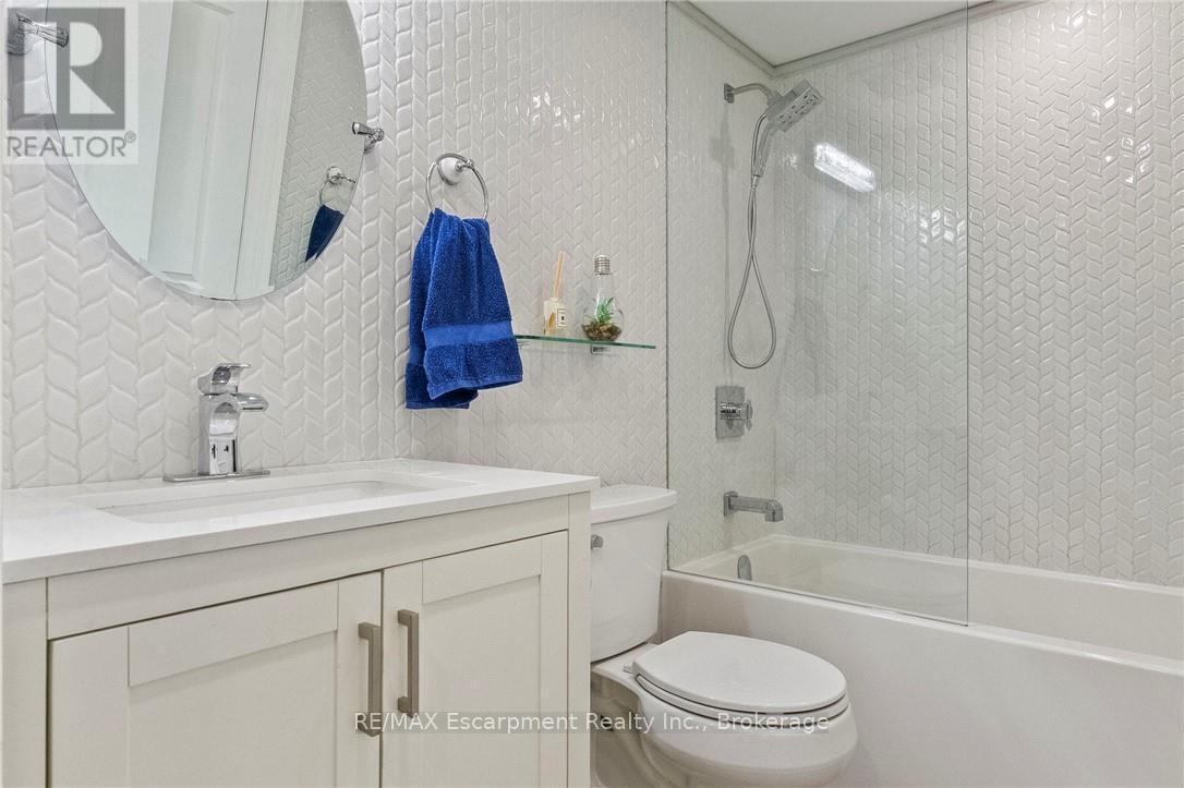 2073 Deramore Drive, Oakville (Fd Ford), ON - Indoor Photo Showing Bathroom