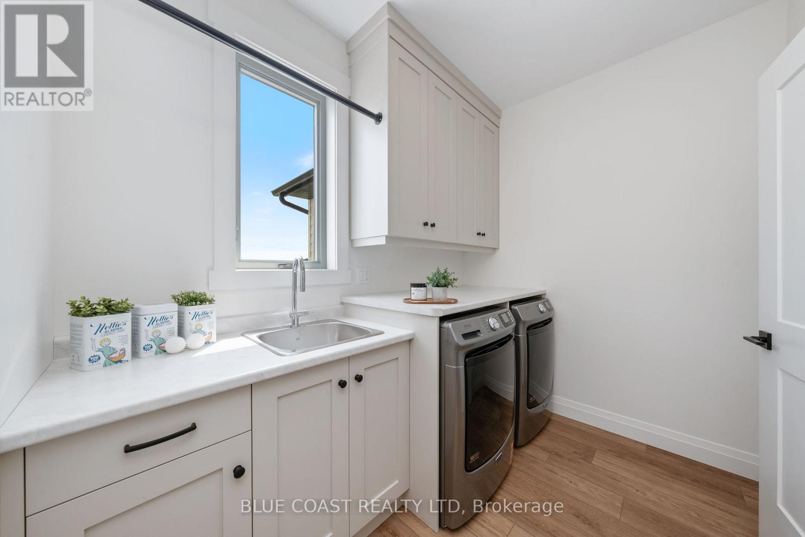 6755 Griffin Drive, Plympton-Wyoming (Plympton Wyoming), ON - Indoor Photo Showing Laundry Room