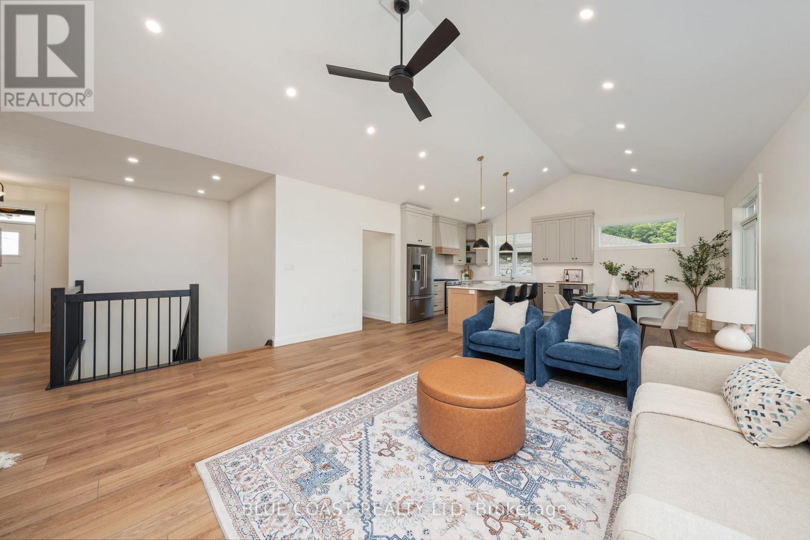 6755 Griffin Drive, Plympton-Wyoming (Plympton Wyoming), ON - Indoor Photo Showing Living Room