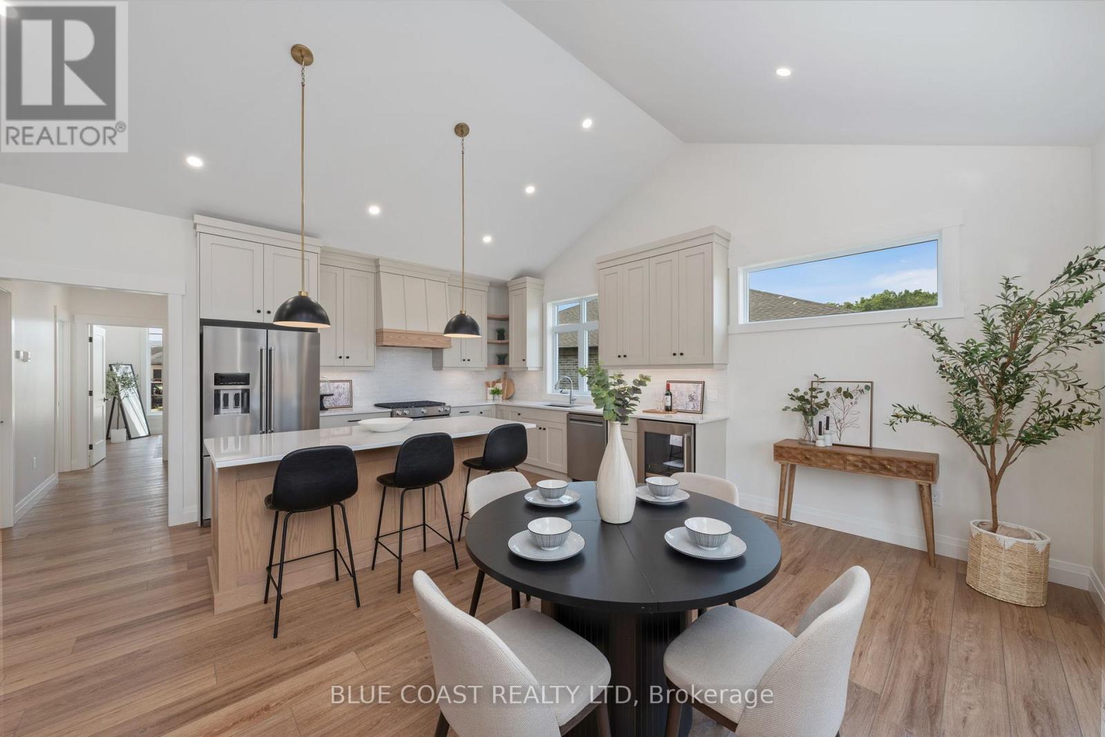 6755 Griffin Drive, Plympton-Wyoming (Plympton Wyoming), ON - Indoor Photo Showing Dining Room