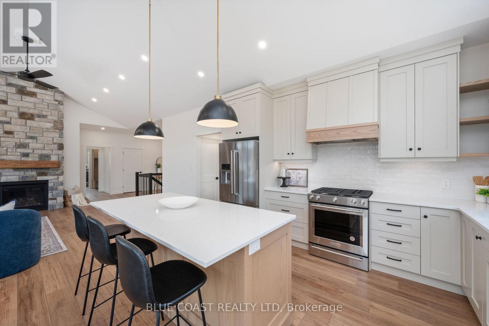 6755 Griffin Drive, Plympton-Wyoming (Plympton Wyoming), ON - Indoor Photo Showing Kitchen With Upgraded Kitchen
