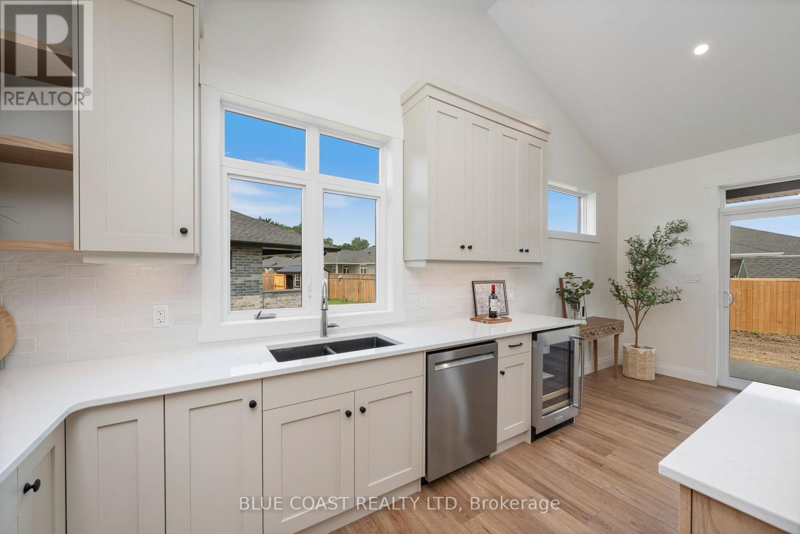 6755 Griffin Drive, Plympton-Wyoming (Plympton Wyoming), ON - Indoor Photo Showing Kitchen With Double Sink