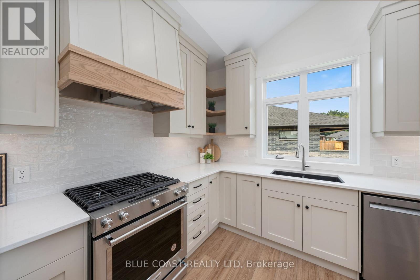 6755 Griffin Drive, Plympton-Wyoming (Plympton Wyoming), ON - Indoor Photo Showing Kitchen With Double Sink With Upgraded Kitchen