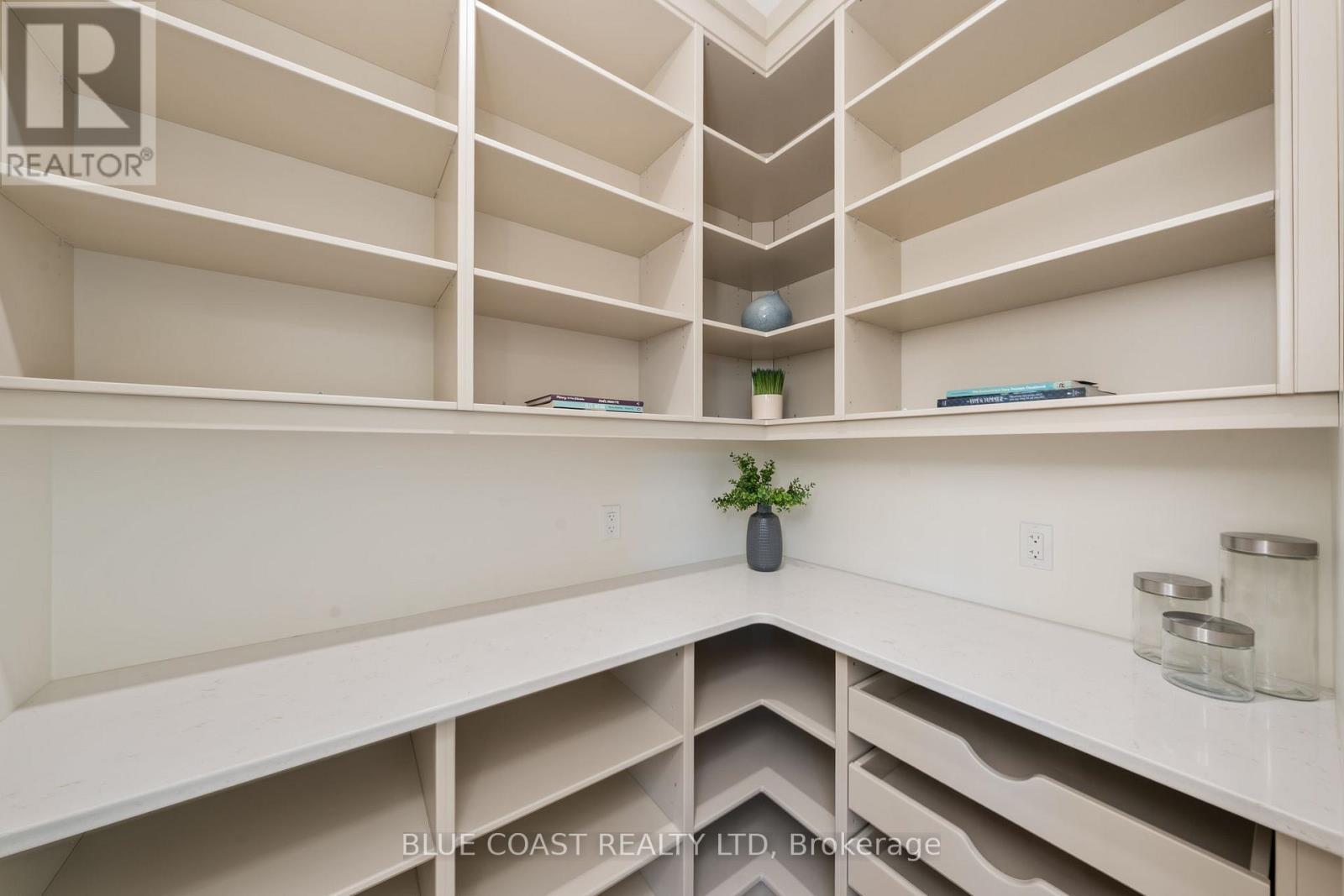 6755 Griffin Drive, Plympton-Wyoming (Plympton Wyoming), ON - Indoor With Storage