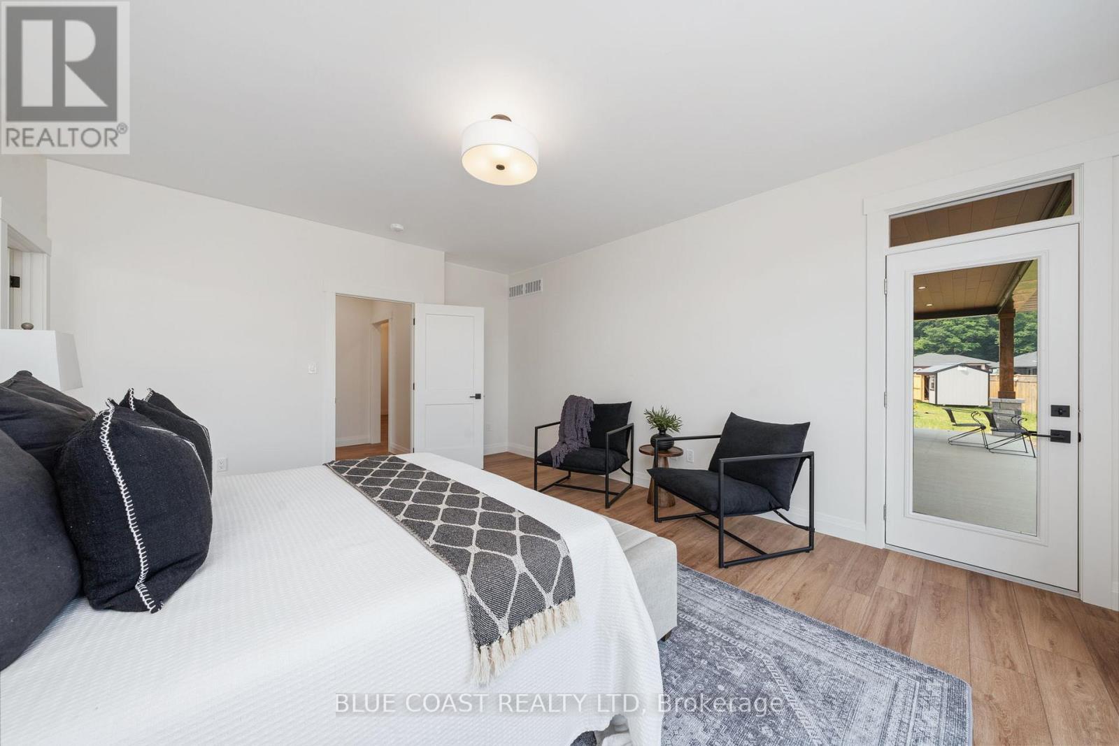6755 Griffin Drive, Plympton-Wyoming (Plympton Wyoming), ON - Indoor Photo Showing Bedroom