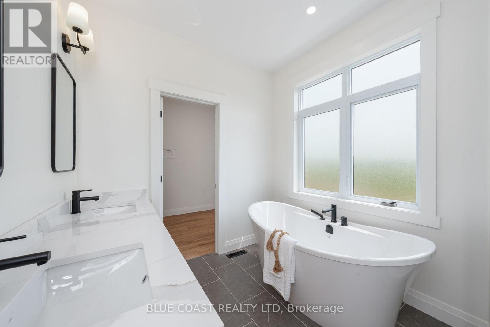 6755 Griffin Drive, Plympton-Wyoming (Plympton Wyoming), ON - Indoor Photo Showing Bathroom