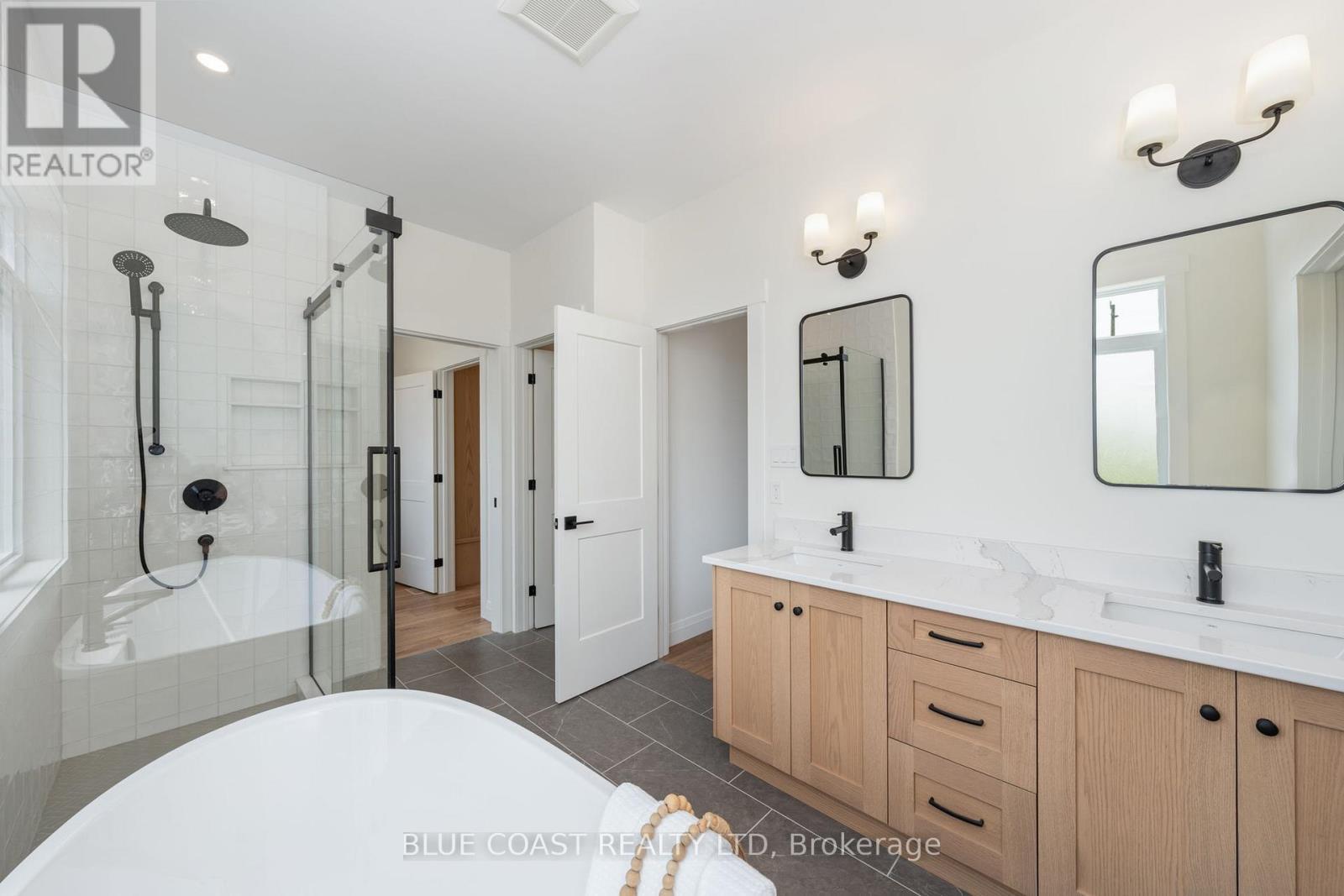 6755 Griffin Drive, Plympton-Wyoming (Plympton Wyoming), ON - Indoor Photo Showing Bathroom