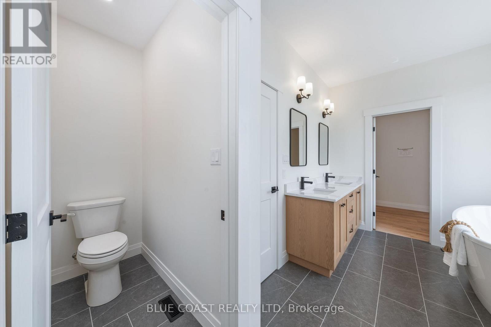 6755 Griffin Drive, Plympton-Wyoming (Plympton Wyoming), ON - Indoor Photo Showing Bathroom