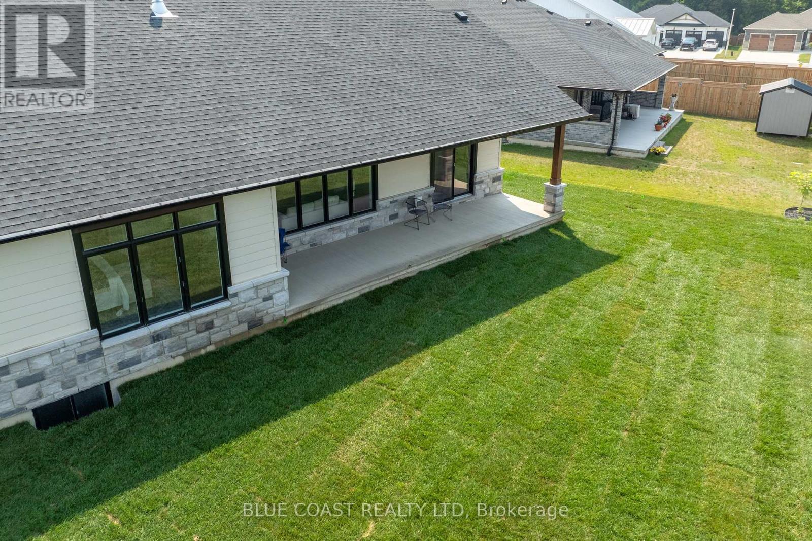 6755 Griffin Drive, Plympton-Wyoming (Plympton Wyoming), ON - Outdoor With Deck Patio Veranda With Exterior