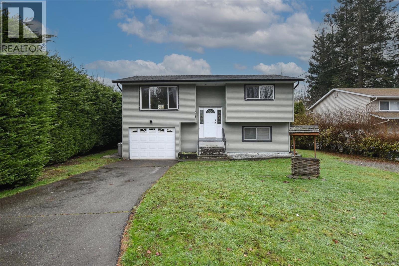 576 Salish St, Comox, BC - Outdoor With Facade