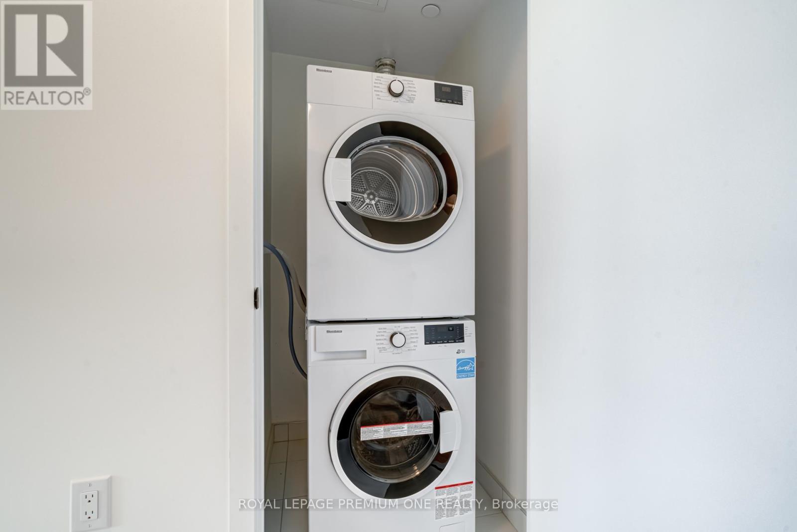 406 - 2450 Old Bronte Road, Oakville, ON - Indoor Photo Showing Laundry Room
