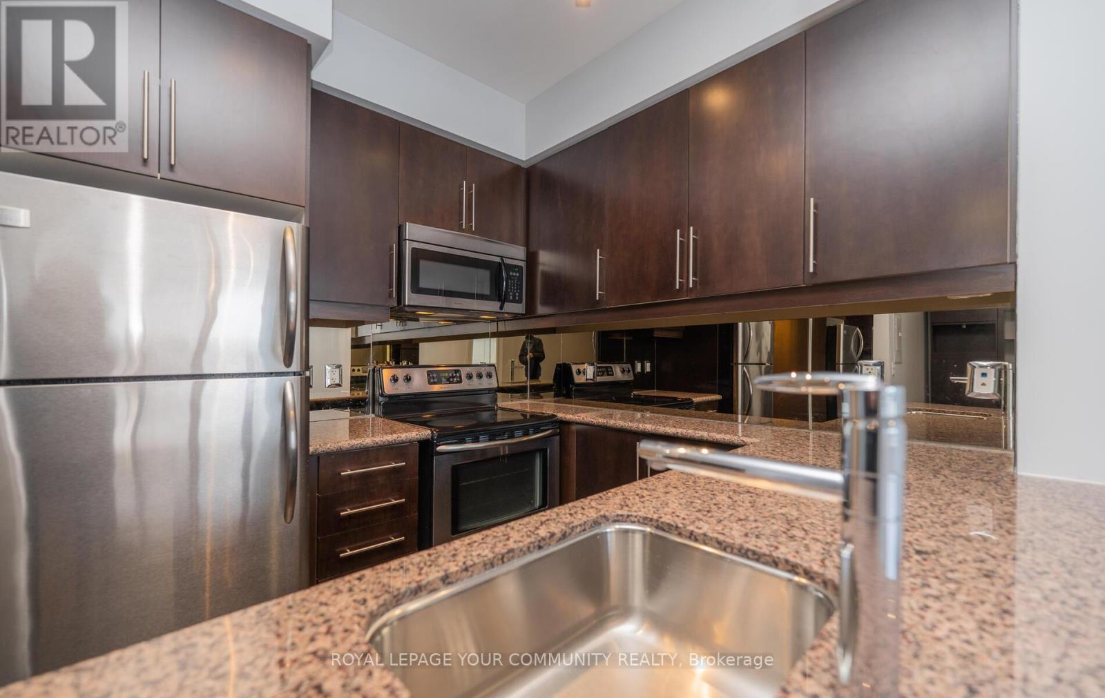 827 - 2885 Bayview Avenue, Toronto, ON - Indoor Photo Showing Kitchen